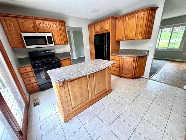 Building Photo - 3 Bed 2 Bath- Hopewell Township Pa!