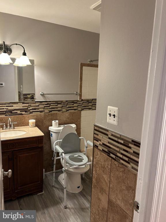 Building Photo - 10710 Tyrone Dr