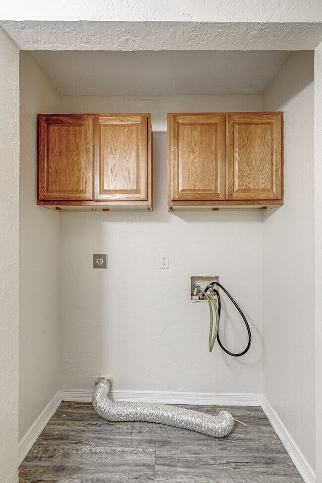 Building Photo - $899 Move In Special - Beautiful 2 bedroom 2 bathroom Apartment with Washer/Dryer hookups