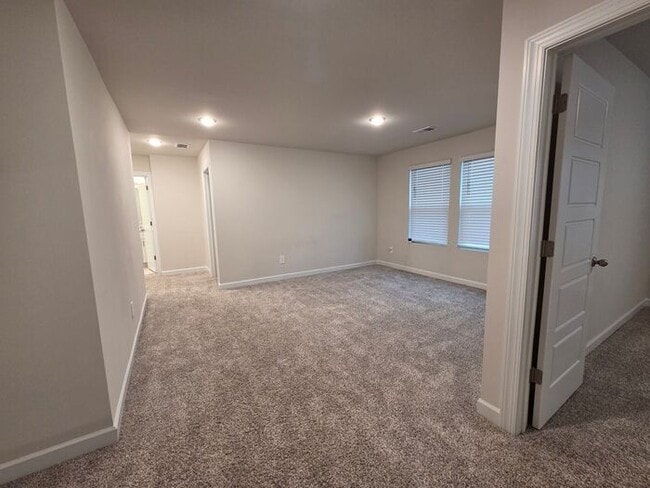 Building Photo - Beautiful and spacious! Ready for move in!