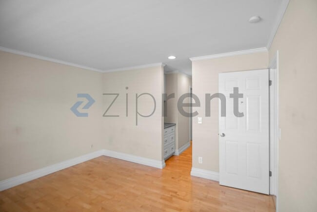 Building Photo - 14541 Oak St