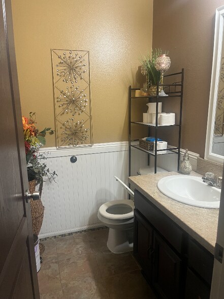 Building Photo - 806 Early Dawn Way