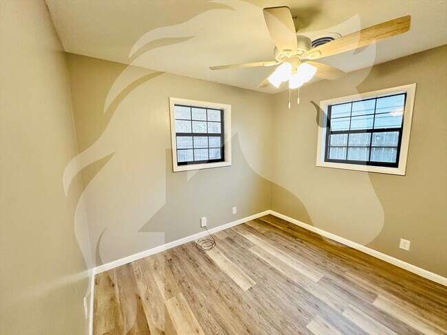 Building Photo - 2718 W Elm Ave