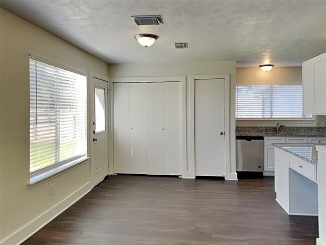 Building Photo - 5011 Westfield Village Dr