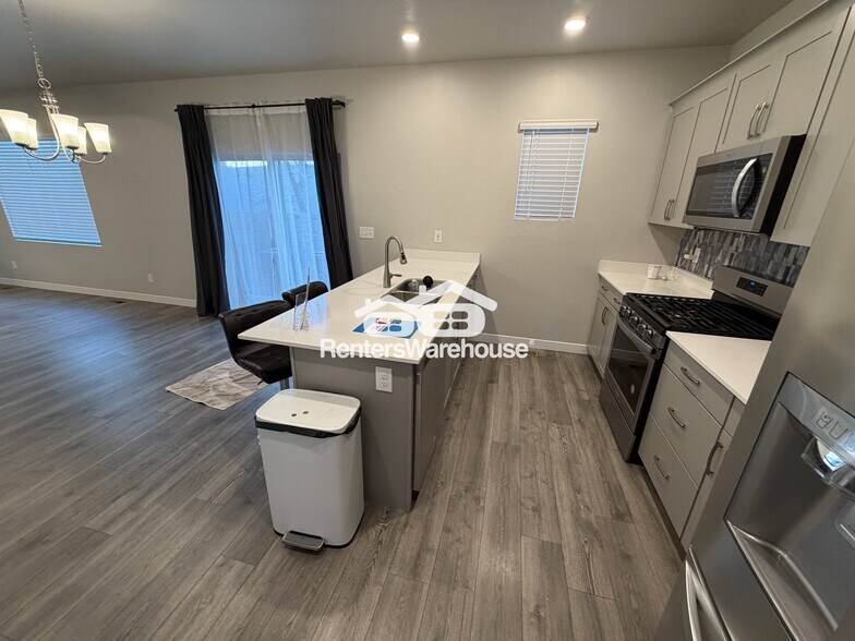 Building Photo - 7851 W Walk About Way