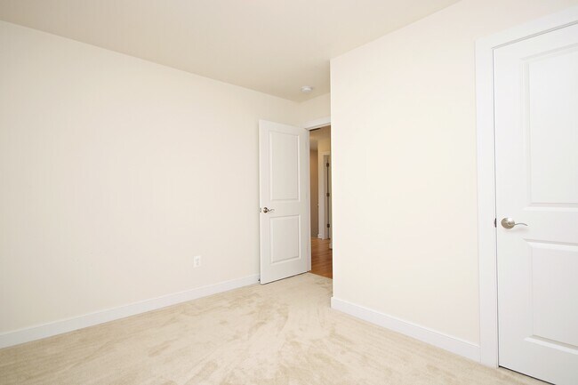 Building Photo - Spacious End-Unit Pantops Townhome