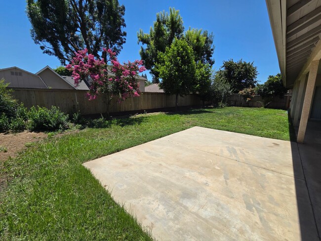 Building Photo - Beautiful 4 Bedroom 2 Bath Home