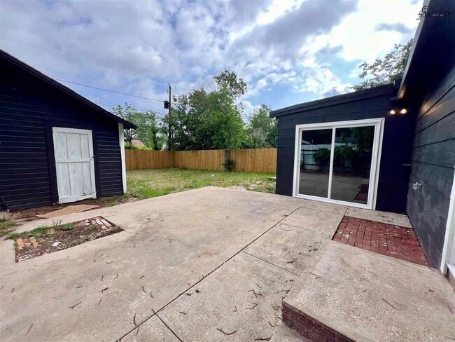 Building Photo - 2304 Talunar Ln