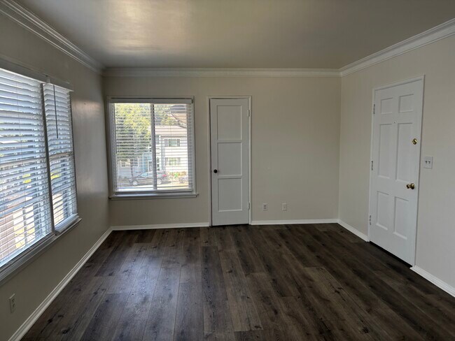 Building Photo - 6266 S La Brea Ave