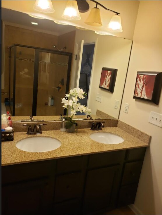 Building Photo - Spacious 4-Bedroom, 3-Bath Home with Moder...