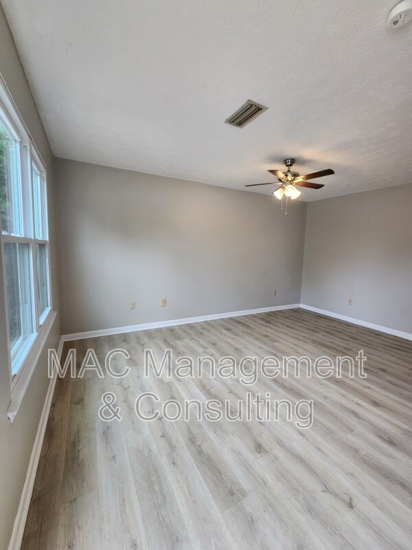 Building Photo - 790 Dixie Park Dr