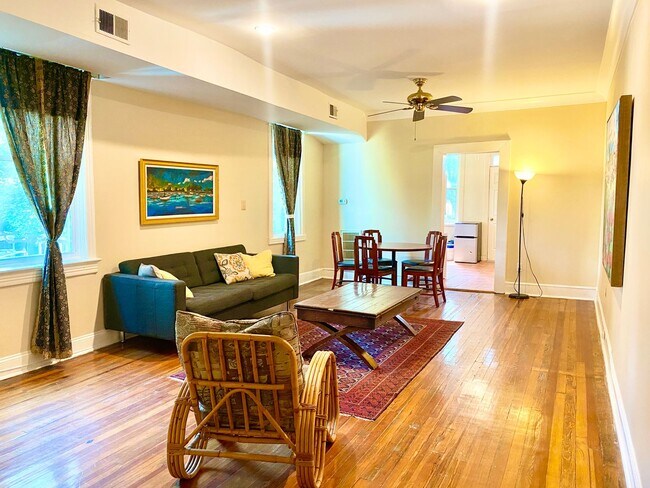 Primary Photo - Spacious 2 Bed Plus Den - 1 Bath - Capitol...