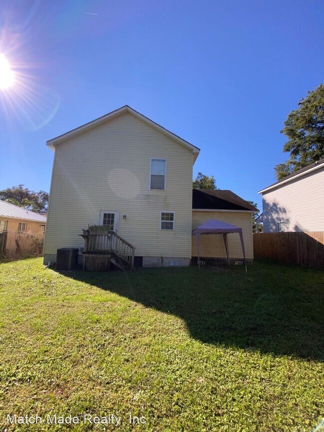 Building Photo - 4 br, 2 bath House - 1217 Clock St.