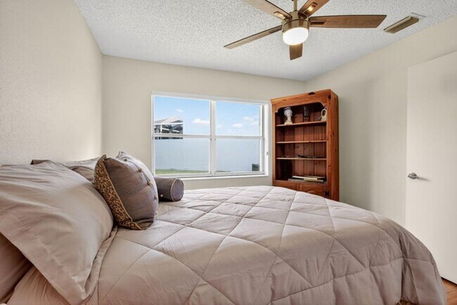 Building Photo - 1520 S Club Dr