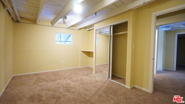 Building Photo - 922 W 23rd St