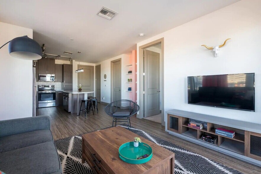 Building Photo - 555 N College Ave