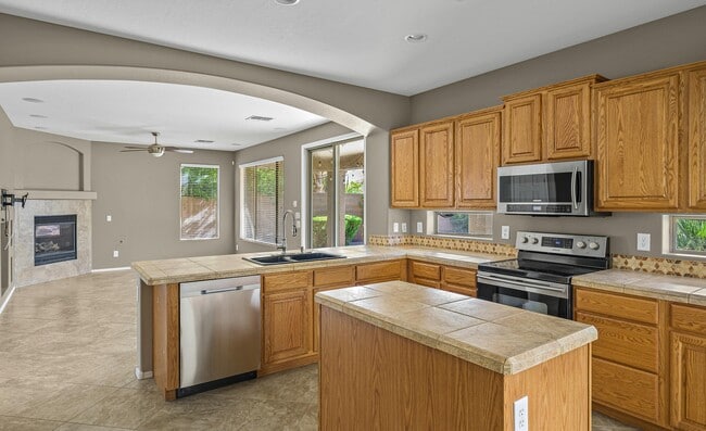 Building Photo - 4129 E Clubview Dr