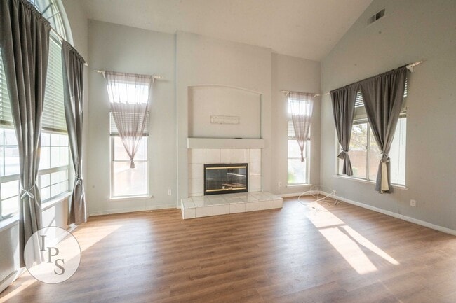Building Photo - Clovis Eastside Home, 3BR/2.5BA, Built 1994 - Lots of Amenities!
