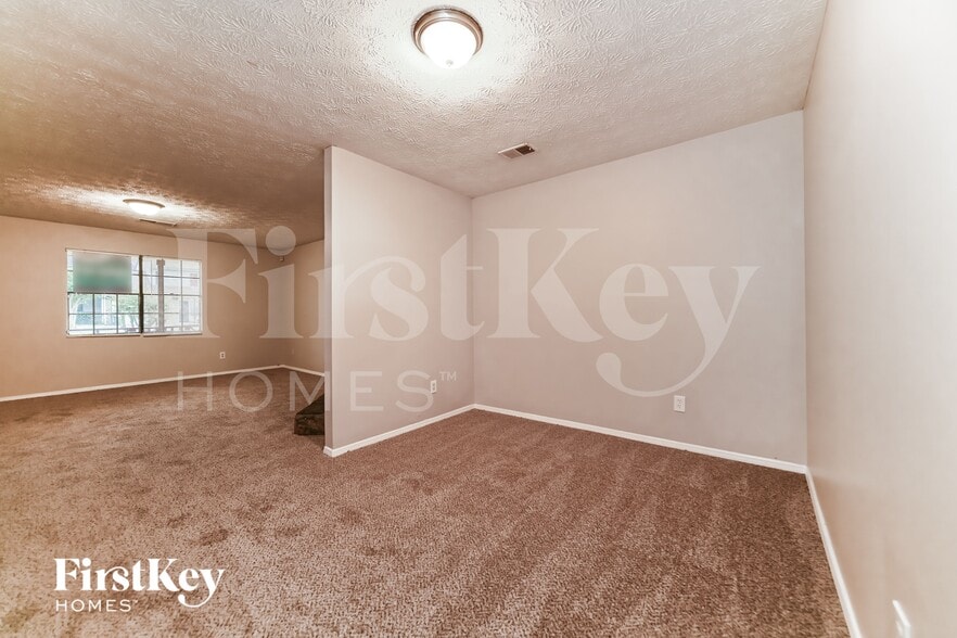 Building Photo - 1010 Pine Tree Trail