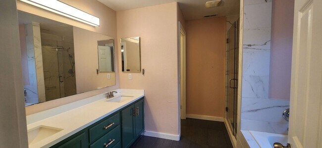 Building Photo - 5 bedroom 2.5 Bathroom single family home ...