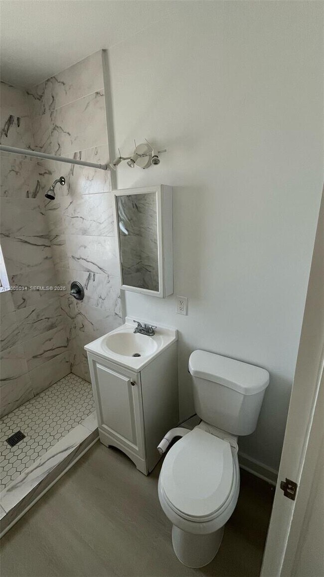 Building Photo - 534 SW 6th Ct