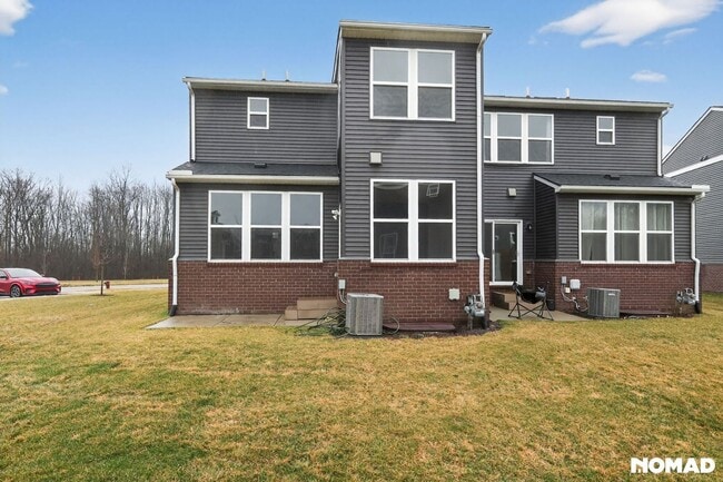 Building Photo - 2851 Fairgrove Cres