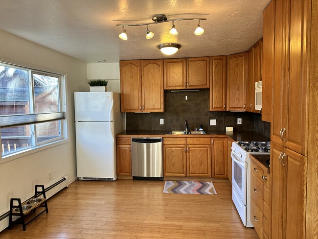 Kitchen - 1836 Scenic Way