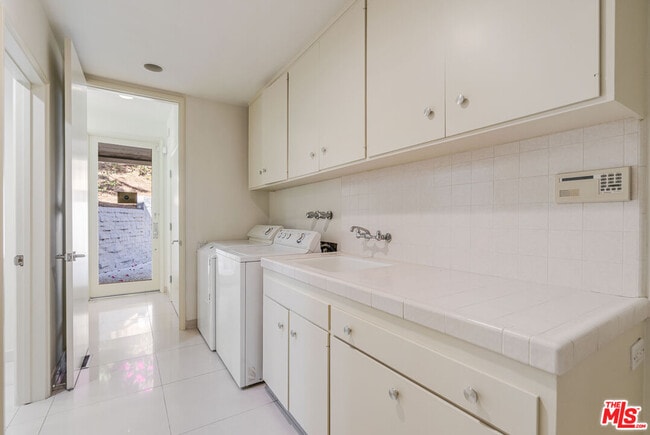 Building Photo - 811 N Hillcrest Rd