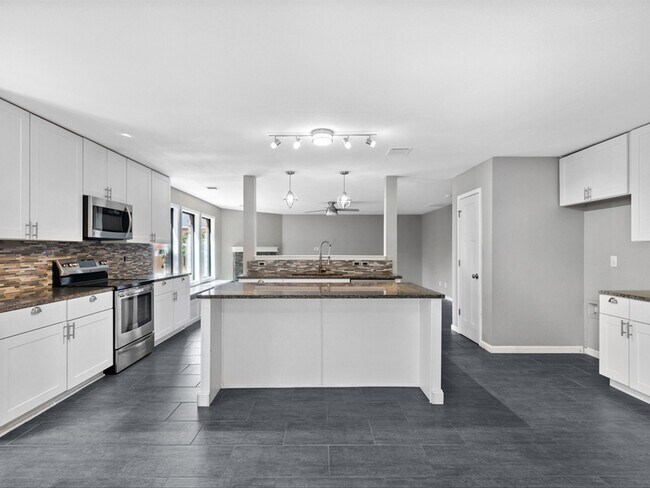Building Photo - 5304 Los Altos Rd