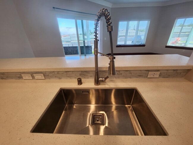 Building Photo - Luxury 3/2 Grated Community in South Kihei.