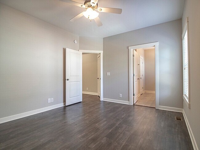 Building Photo - 301 Chase Dr