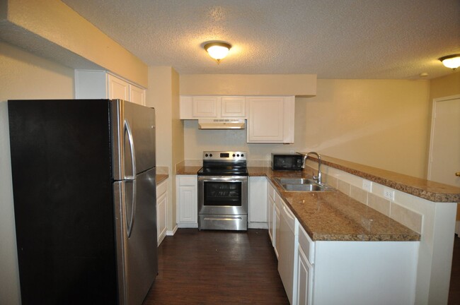 Building Photo - 512 Rita Ln