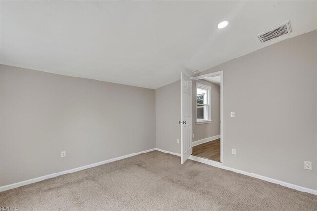 Building Photo - 31 Greenbrier Rd