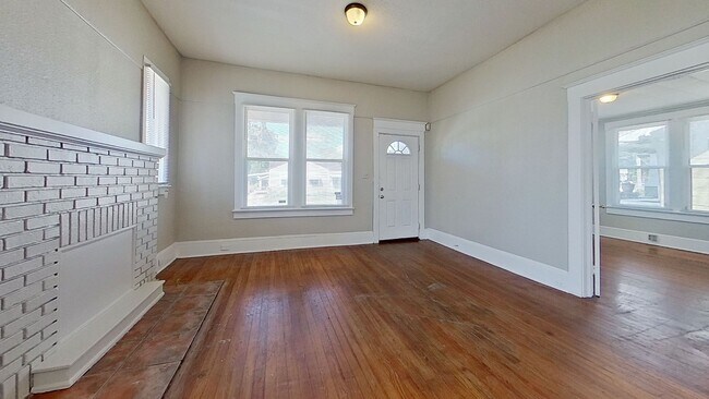 Building Photo - 5-Bedroom Home in Springfield!