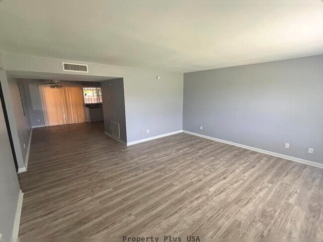 Building Photo - "Charming 2-Bed, 2-Bath Oasis in Phoenix – Cozy Comfort Awaits!"