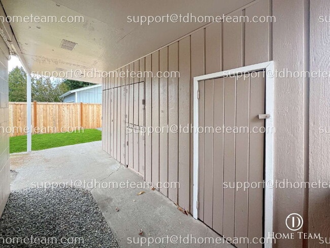 Building Photo - "Charming 4-Bed Haven in Tacoma with Spaci...