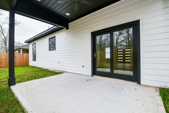 Building Photo - 340 Bending Oak Ln