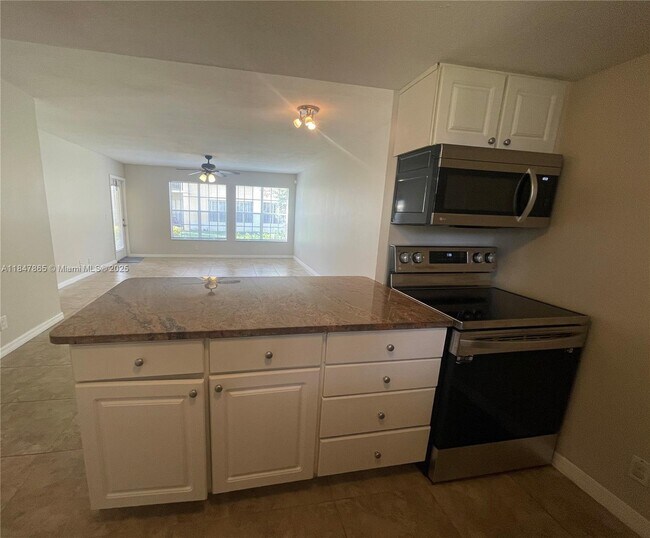 Building Photo - 6323 La Costa Dr