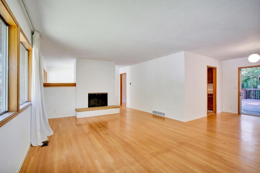 Living Room - 1931 Mapleleaf Ct
