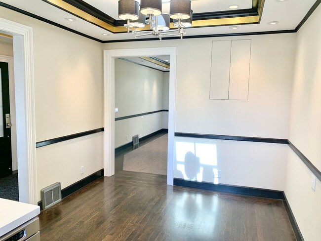 Building Photo - Castro / Mission DoloresTop Floor 2 BR Con...