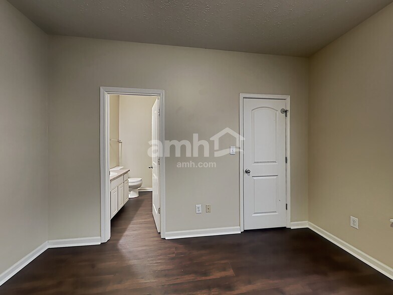 Building Photo - 15476 Old Pond Cir