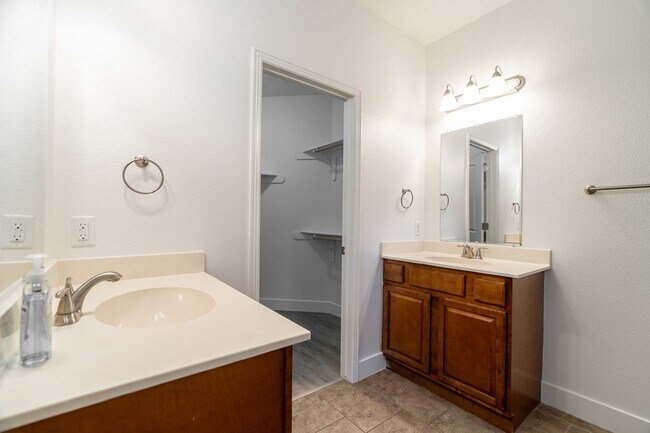 Building Photo - Beautiful 4 bedroom, 3.5 bathroom home in ...