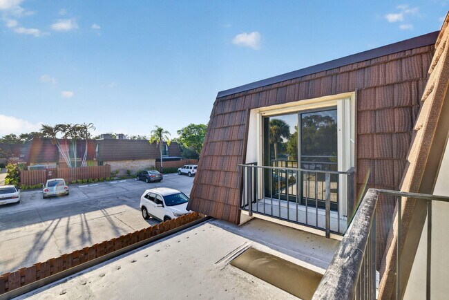 Building Photo - 5612 SE Riverboat Dr