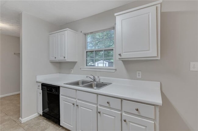 Building Photo - 7955 Trinity Park Dr
