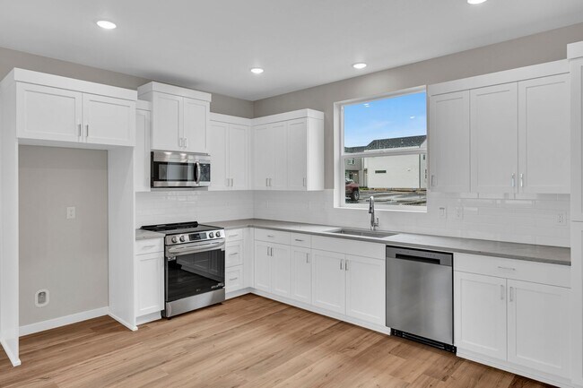 Building Photo - Move In Special Up to 3 Months Free - Newb...