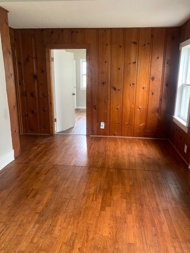 Building Photo - Adorable and large 3 bedroom house with sc...