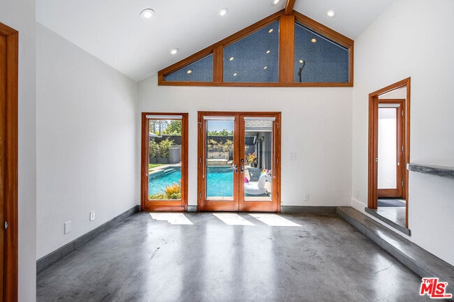 Building Photo - 445 Westmount Dr