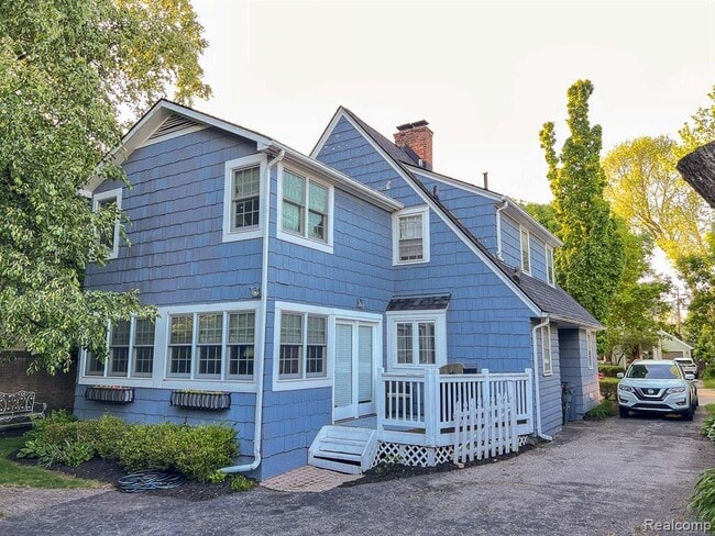 Building Photo - 932 Forest Ave