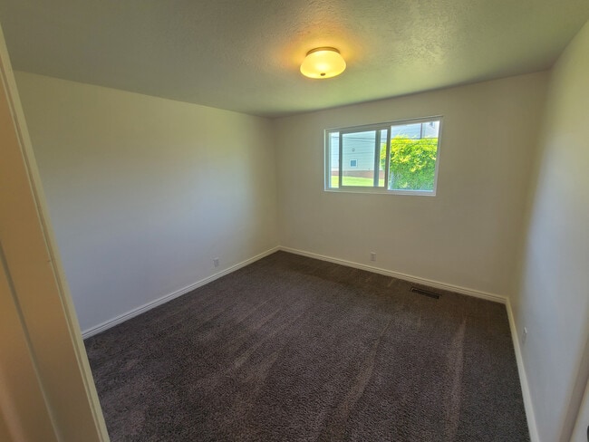 Building Photo - 117 Ranch Dr