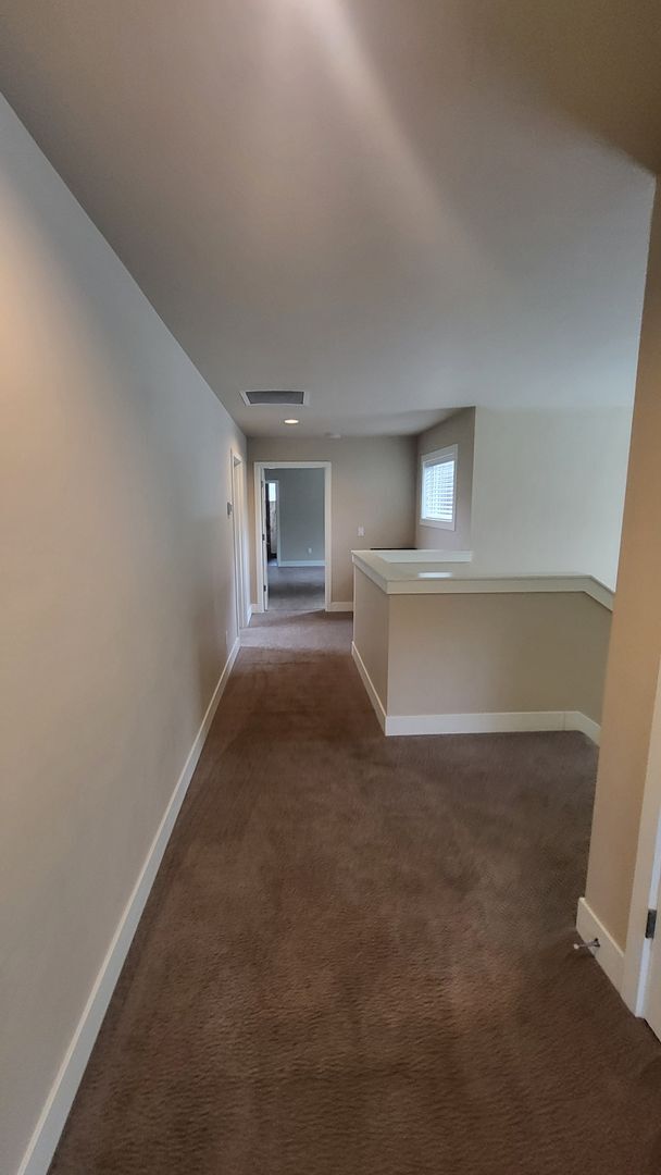 Building Photo - 3 Bed 2.5 bath plus bonus-Fenced-corner lo...